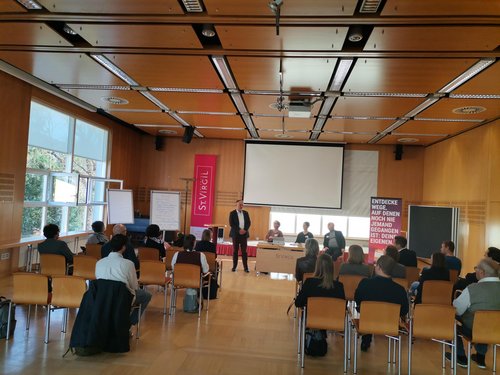 Veranstaltung Politische Erwachsenenbildung - zu sehen ist das Plenum