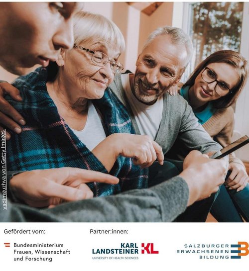 Ältere und jüngere Menschen die am Tablett gemeinsam arbeiten