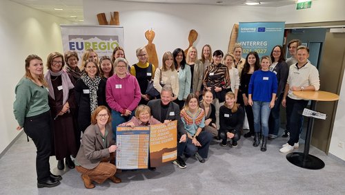 Gruppenfoto der Teilnehmer:innen und Referentinnen